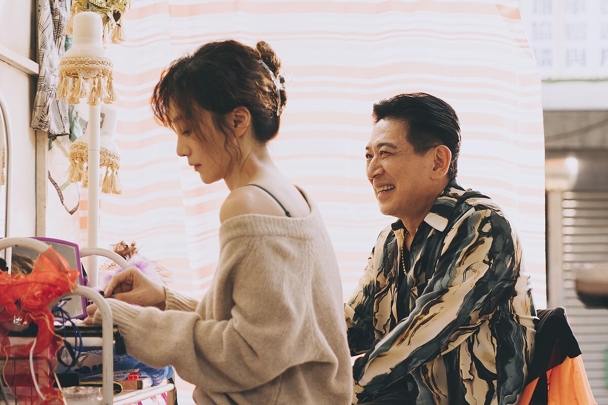 賴打（高捷飾演）希望西施（陽靚飾演）放下電子花車的生意嫁給他。