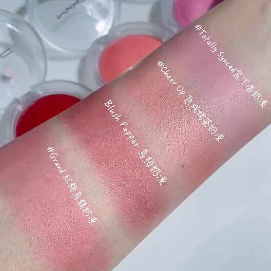 M.A.C超漾光持色奶凍腮紅推薦色手部試色。