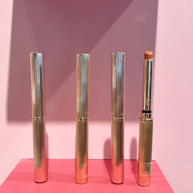 雅詩蘭黛耀眼出色細管唇膏-輕霧,一擦細緻絲緞飽和顯色。