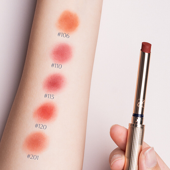 雅詩蘭黛「耀眼出色細管唇膏-輕霧」推薦色#106、#110、#115、#120、#201手部試色。