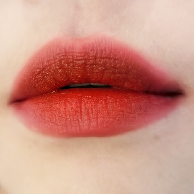 雅詩蘭黛耀眼出色細管唇膏#120熾愛暖陽唇部試色圖。