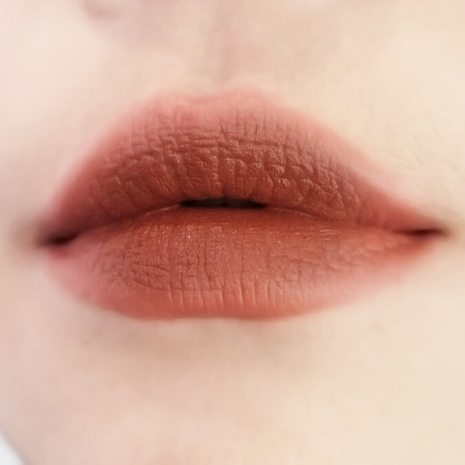 雅詩蘭黛耀眼出色細管唇膏#201純情奶咖唇部試色圖。