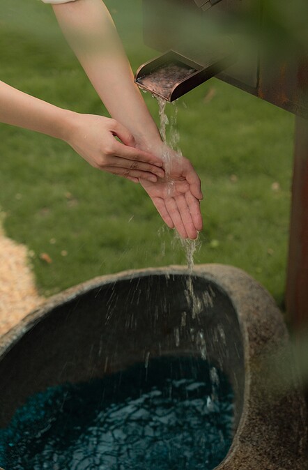 「琉璃手洗缽」等裝置藝術，除了帶來淨化的儀式感，也引導賓客進入寧靜的反思空間。