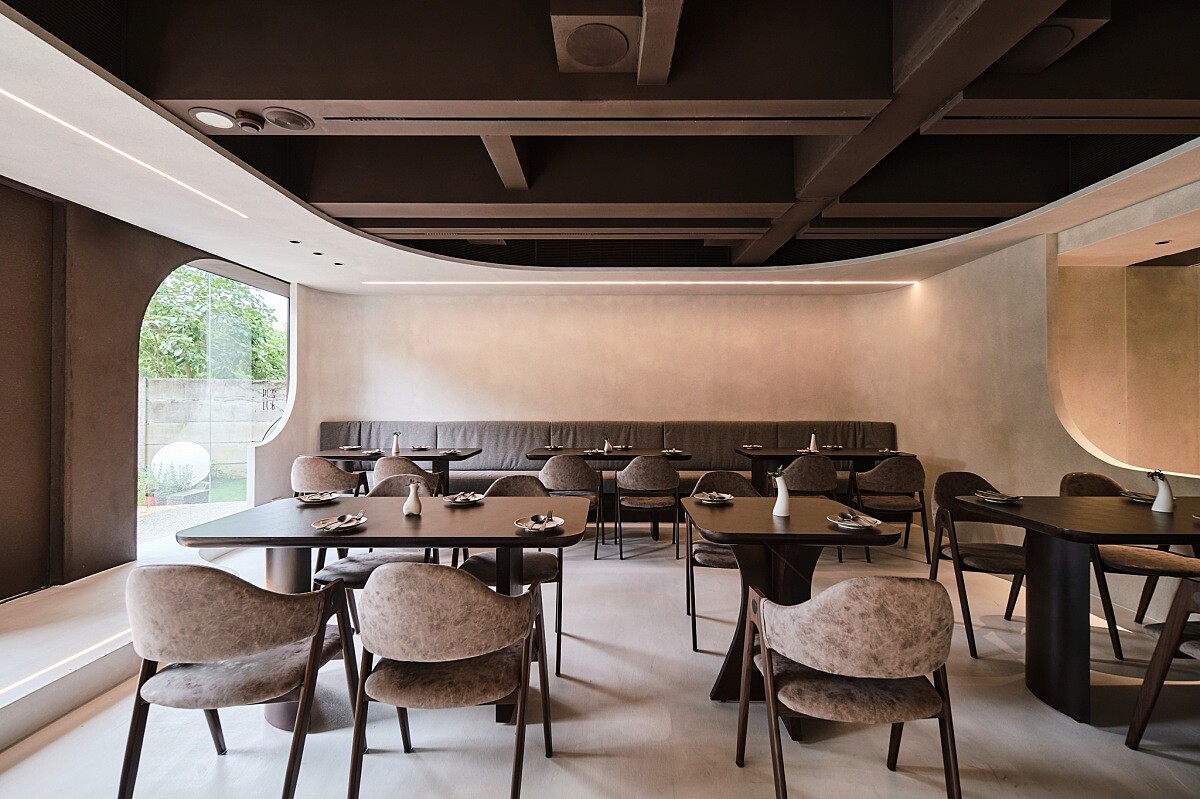 透過現代侘寂風格演繹，創造出超越信仰的靈性寧靜氛圍。