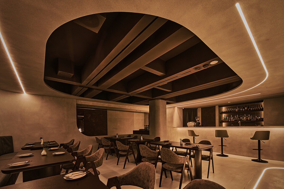 利用不對稱的弧線和拋物線式的光源，展現出洞穴般的穩重感。