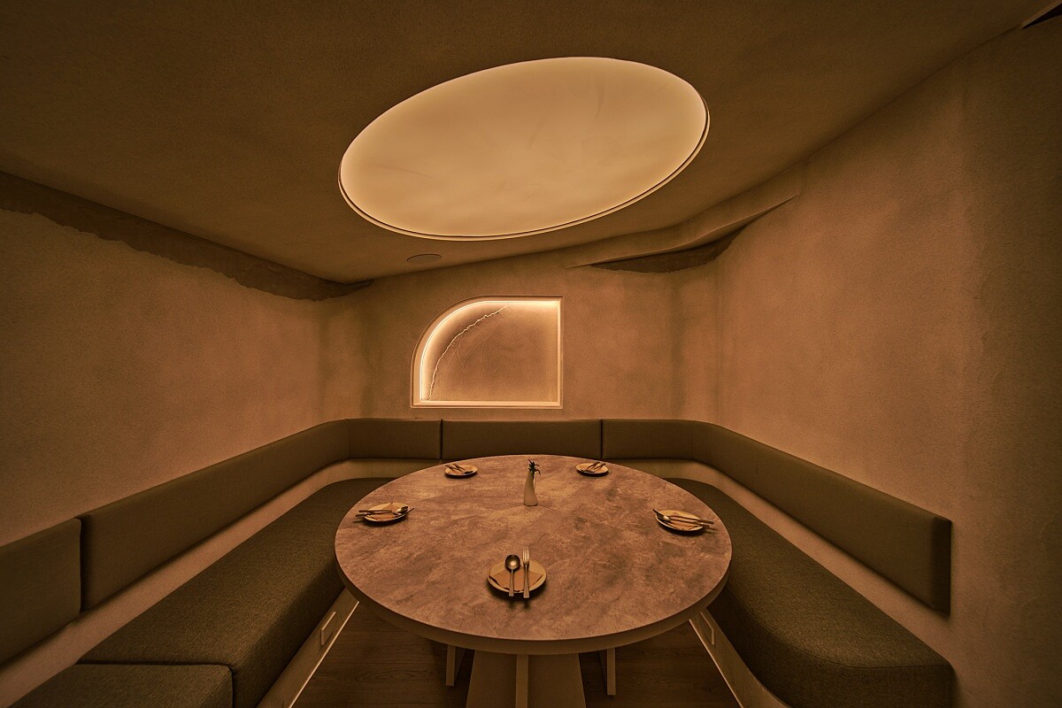包廂內斜天花板特別吸睛。