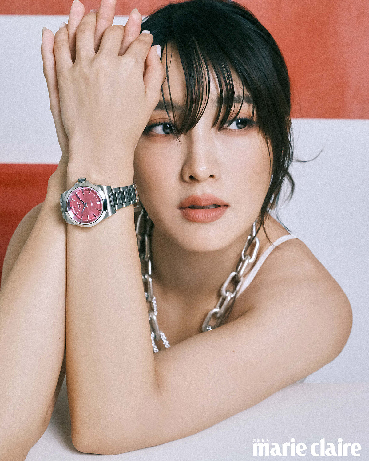 白色長洋裝，Michael Kors；CONQUEST系列腕錶，LONGINES；方框耳環、粗鏈條項鍊，all by AllSaint。