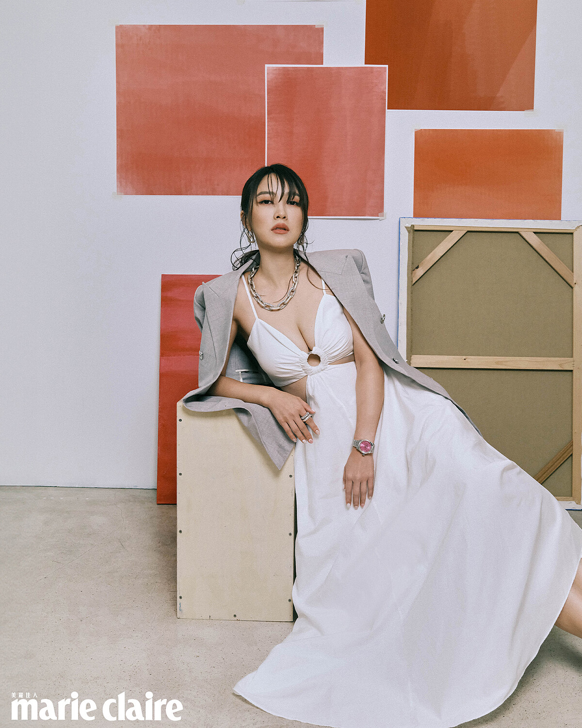 淺灰西裝外套，Versace；白色長洋裝，Michael Kors； Conquest系列腕錶，Longines；方框耳環、銀圈戒指、水鑽戒指、粗鏈條項鍊，all by AllSaint。