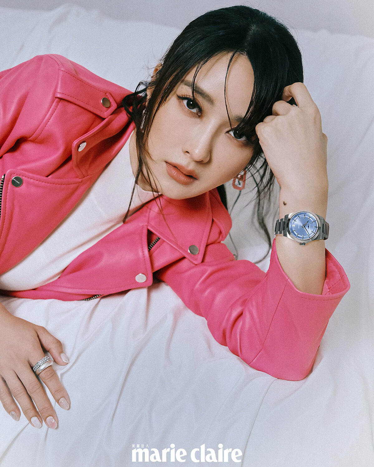 CONQUEST系列腕錶，LONGINES；桃紅皮衣、方框耳環、銀圈戒指、水鑽戒指，all by AllSaint。