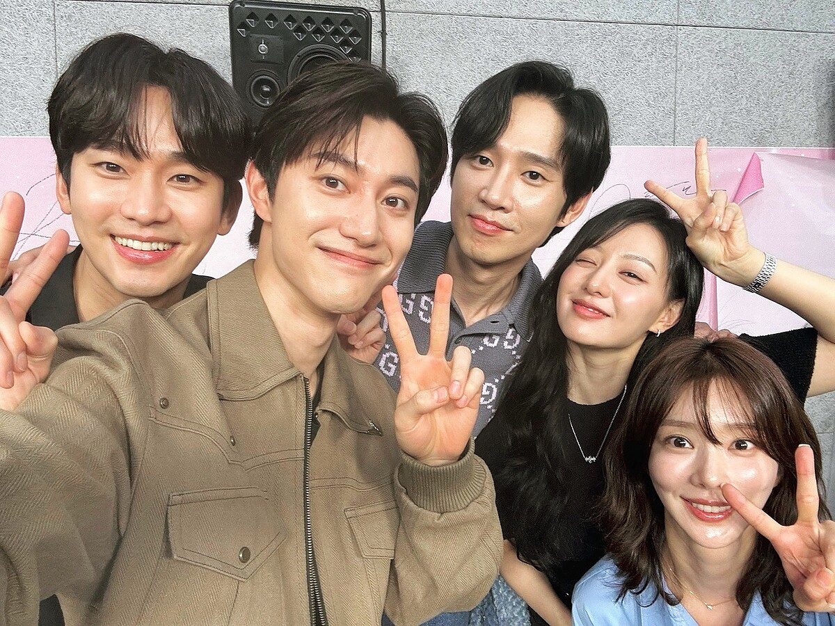 《淚之女王》演員群合照