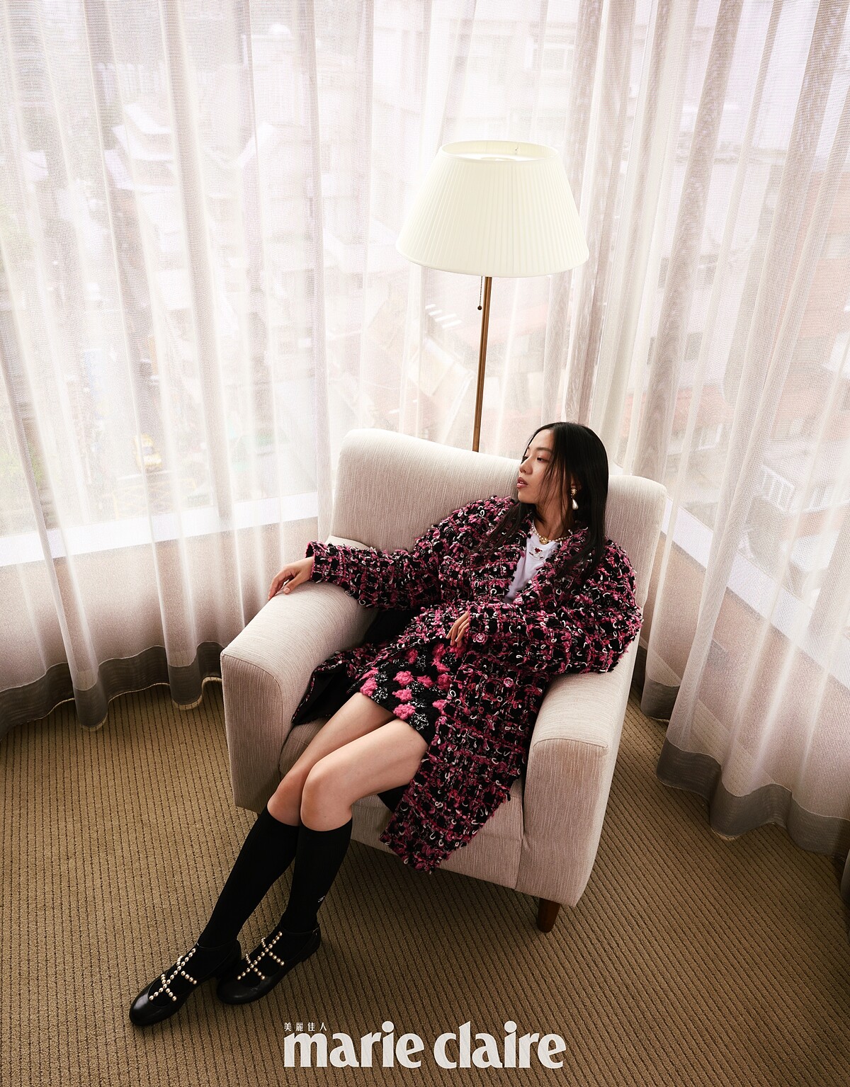 粉色毛呢大衣、粉色毛呢短裙、白色短Tee、黑色長襪、黑色珍珠鏈條瑪莉珍鞋、珍珠項鍊、珍珠耳環，all by CHANEL。