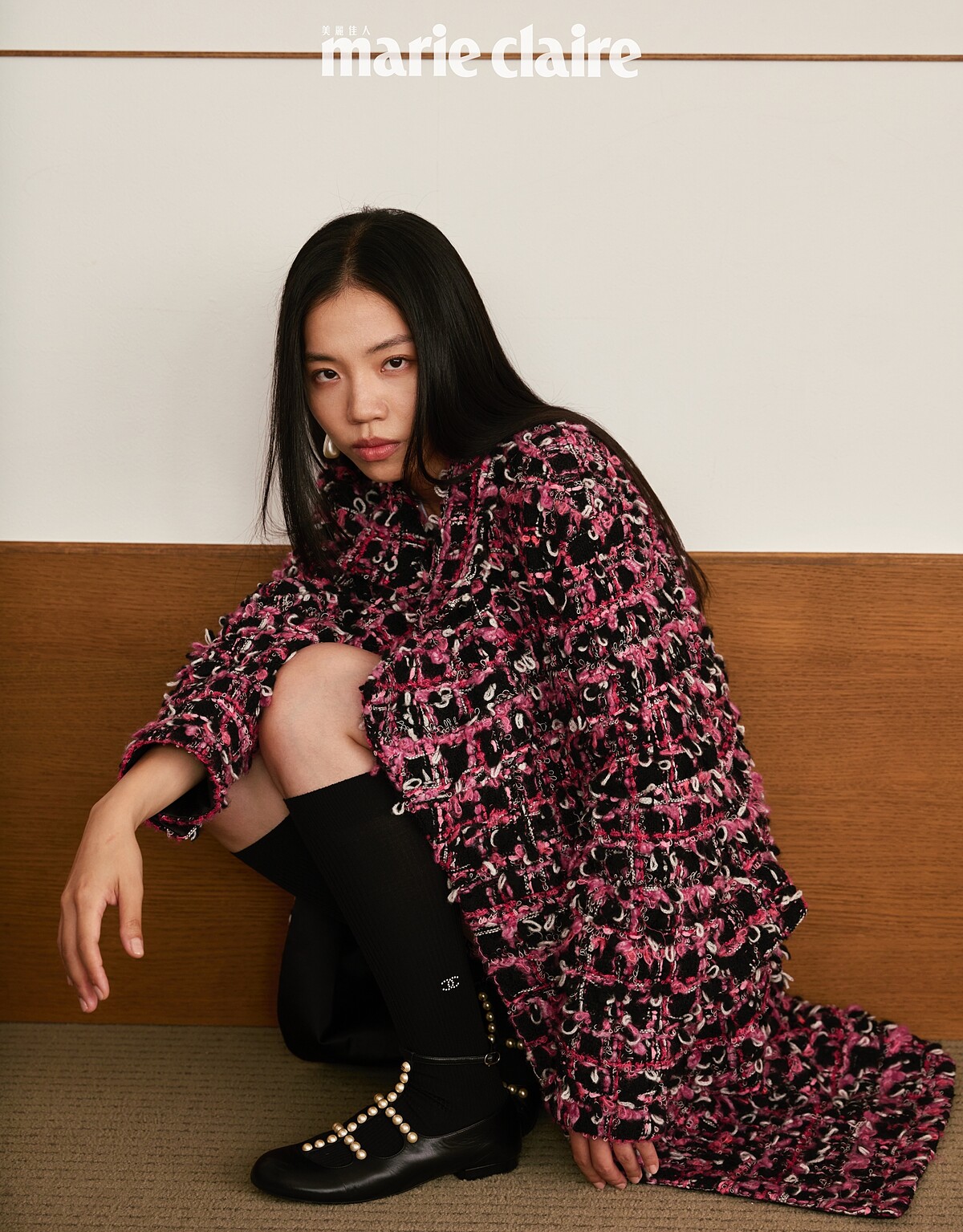 粉色毛呢大衣、粉色毛呢短裙、白色短Tee、黑色長襪、黑色珍珠鏈條瑪莉珍鞋、珍珠項鍊、珍珠耳環，all by CHANEL。