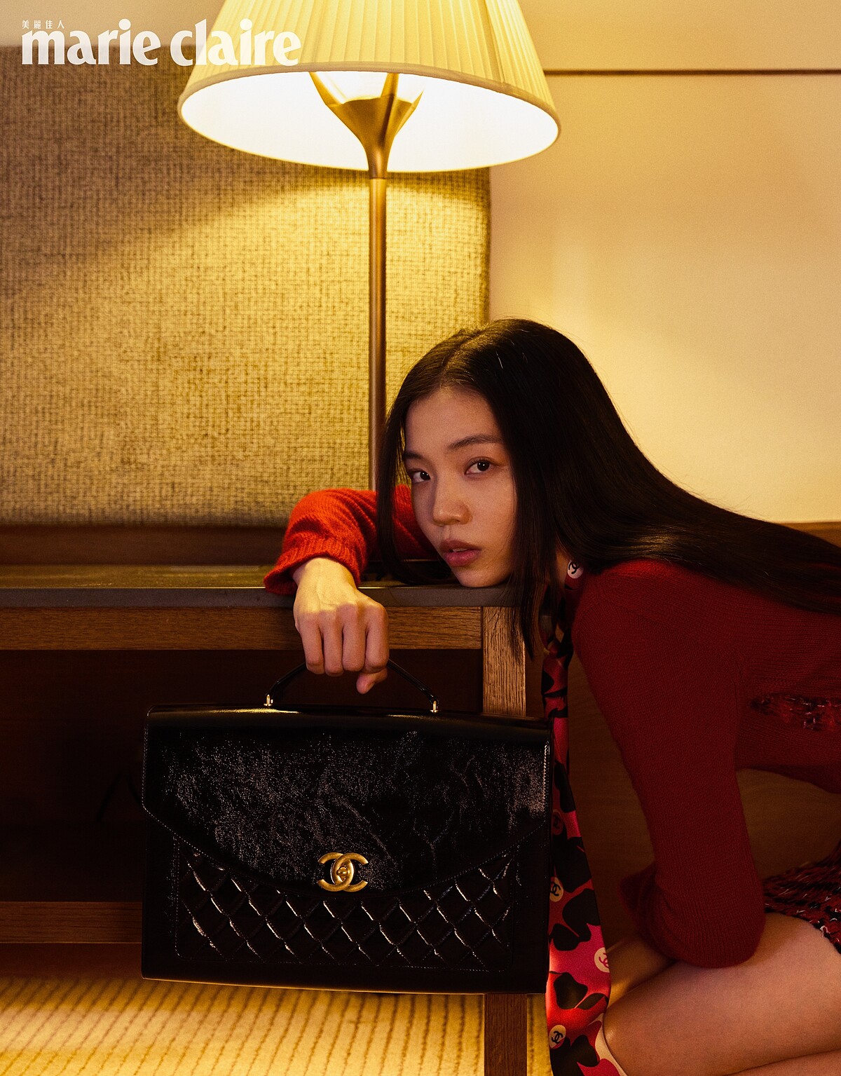 紅色針織衫、紅色格紋毛呢短裙、印花領帶、黑色手提公事包，all by CHANEL。