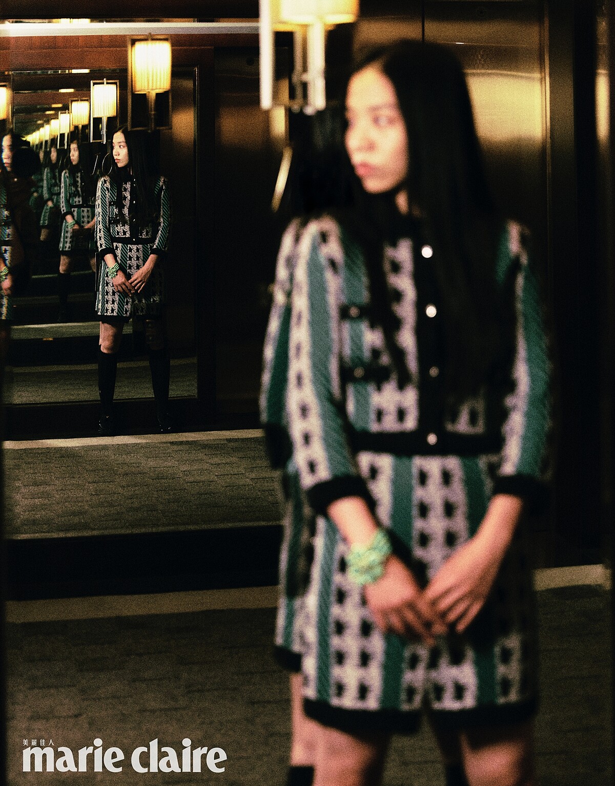 綠色千鳥格紋針織衫、綠色千鳥格紋短裙、綠色花朵手環、黑色長襪、黑色蝴蝶結瑪莉珍鞋，all by CHANEL。