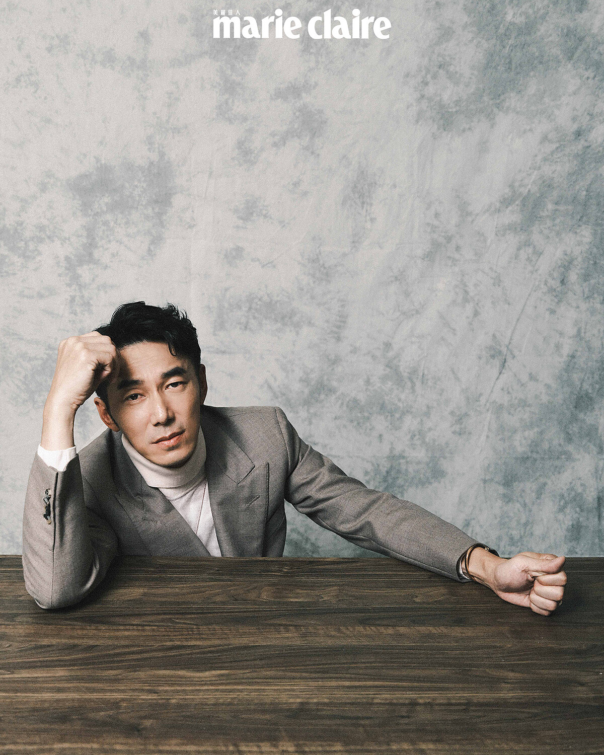 粉色羊毛高領毛衣、卡其色雙排扣西裝外套，both by Loro piana；Possession系列18K玫瑰金宮廷式雕刻飾紋鑽石項鍊、18K白金宮廷式雕刻飾紋鑽石手鐲，both by Piaget。