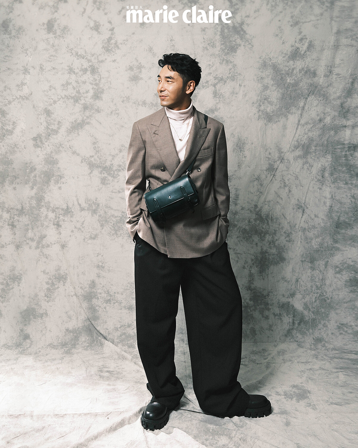 粉色羊毛高領毛衣、卡其色雙排扣西裝外套，both by Loro piana；黑色西裝長褲、黑色皮鞋，both by Versace；萬寶龍大師傑作系列信差包，Montblanc；Possession系列18K玫瑰金宮廷式雕刻飾紋鑽石項鍊、18K白金宮廷式雕刻飾紋鑽石手鐲，both by Piaget。