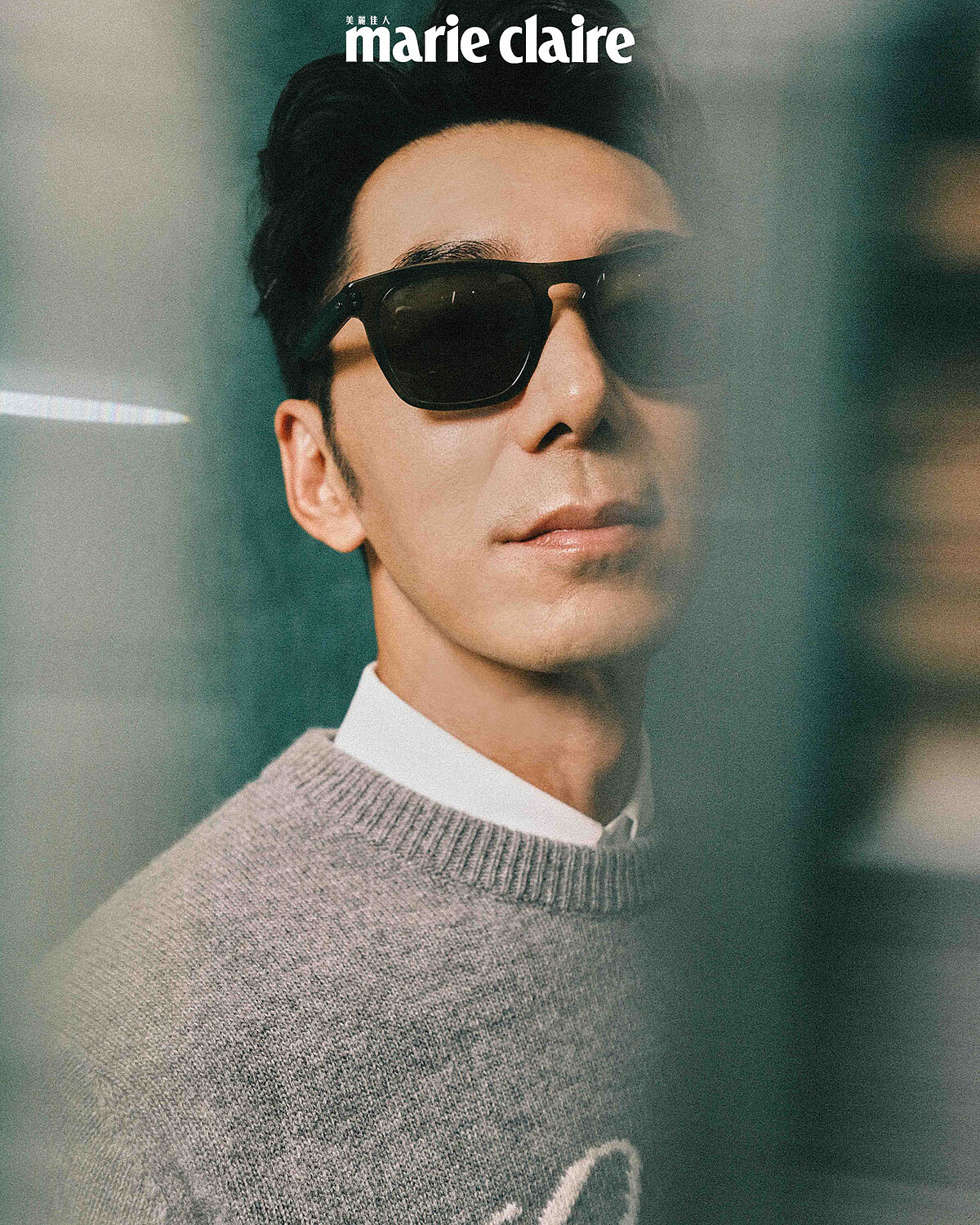 灰色毛衣、白襯衫、黑色西裝短褲、黑色皮鞋，all by Gucci；墨綠色造型墨鏡，Oliver Peoples x Roger Federer。