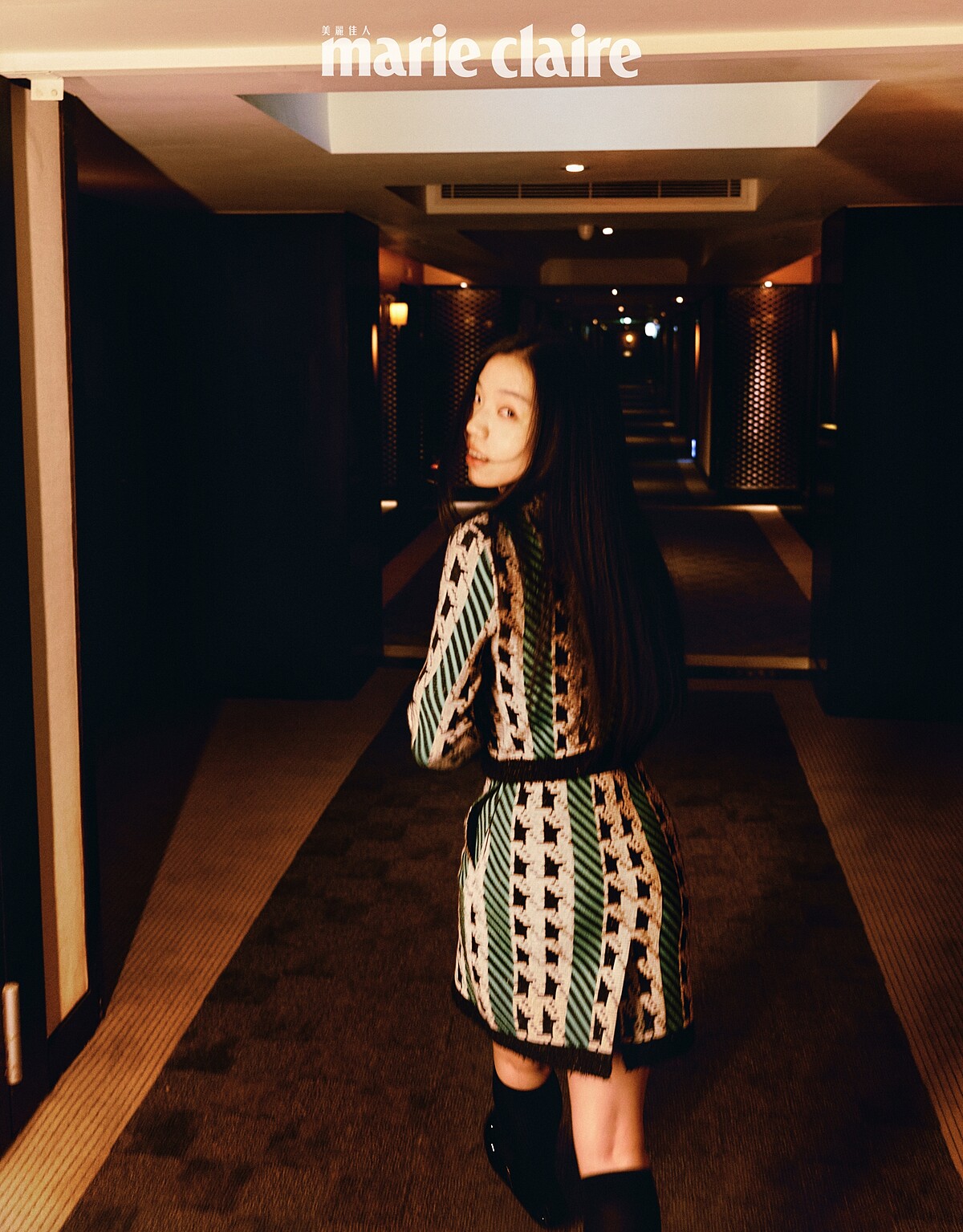 綠色千鳥格紋針織衫、綠色千鳥格紋短裙、黑色長襪、黑色蝴蝶結瑪莉珍鞋，all by CHANEL。