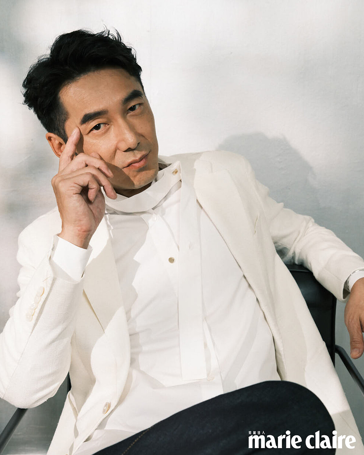 飄帶白襯衫、白色棉麻西裝外套，both by Boss；深藍牛仔寬褲，Loewe。