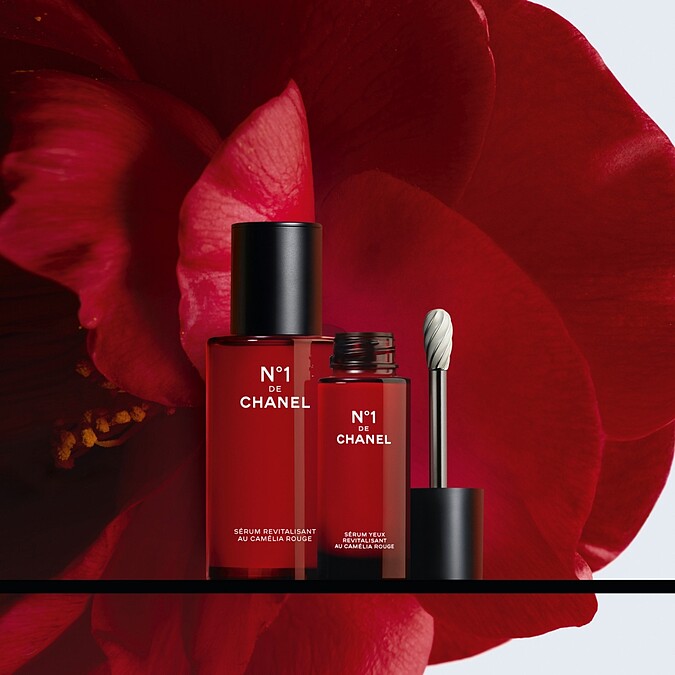 香奈兒1號紅色山茶花活能亮眼萃15ml，NT3,400。同步推出補充瓶15ml，NT2,880