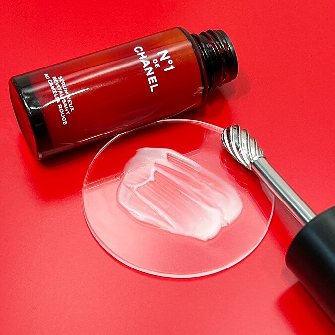 香奈兒1號紅色山茶花活能亮眼萃質地。