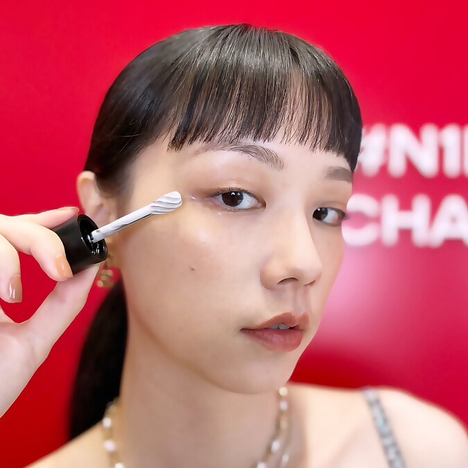 香奈兒1號紅色山茶花活能亮眼萃使用示意。