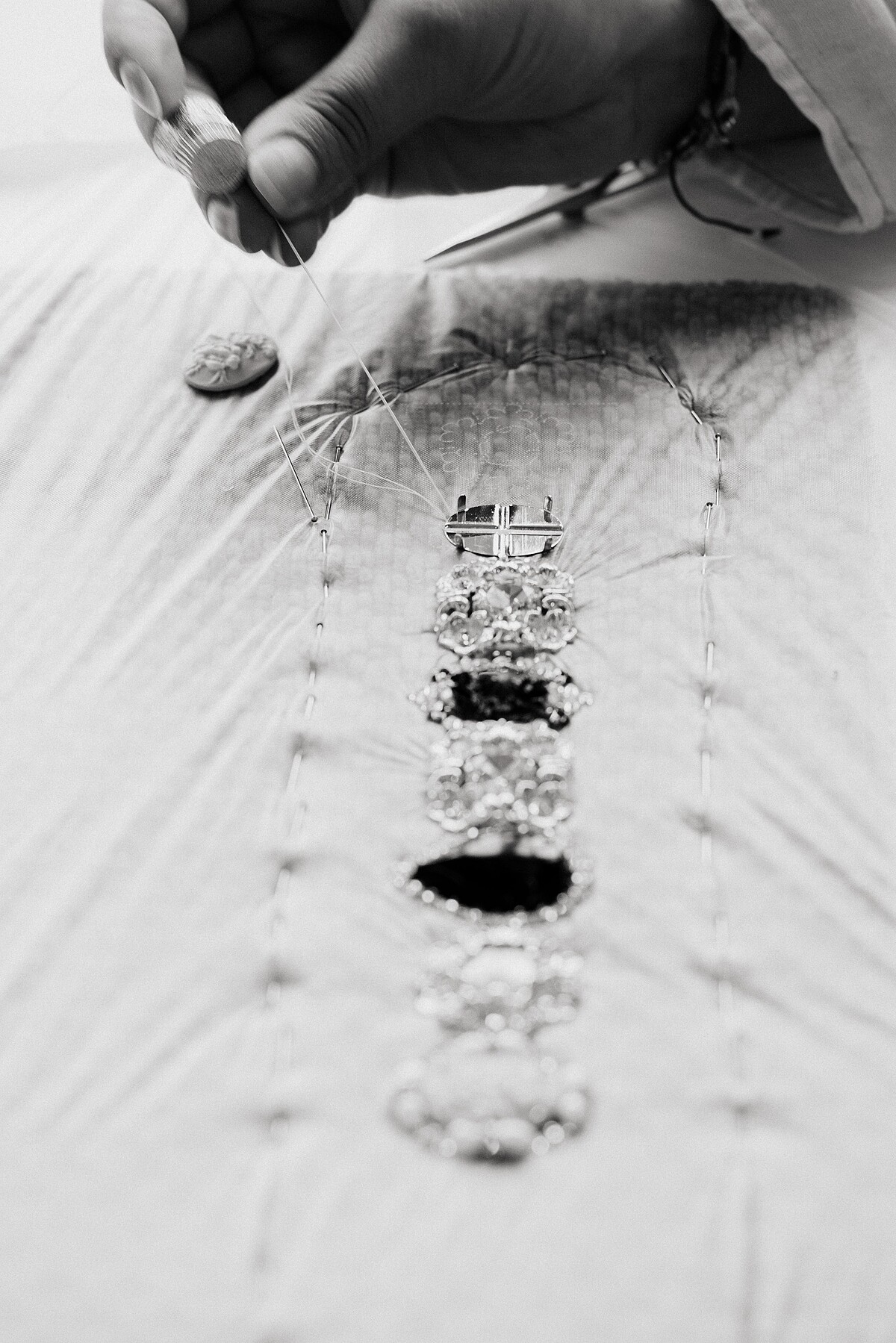 華美的訂製服都來自於工坊裡的工匠一針一線悉心縫紉完成。