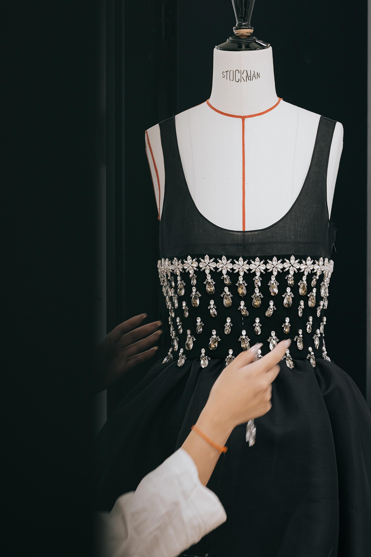 腰際上鑲嵌上滿滿的寶石和珍珠的華麗裙裝，為整個系列安排出高貴的基調。