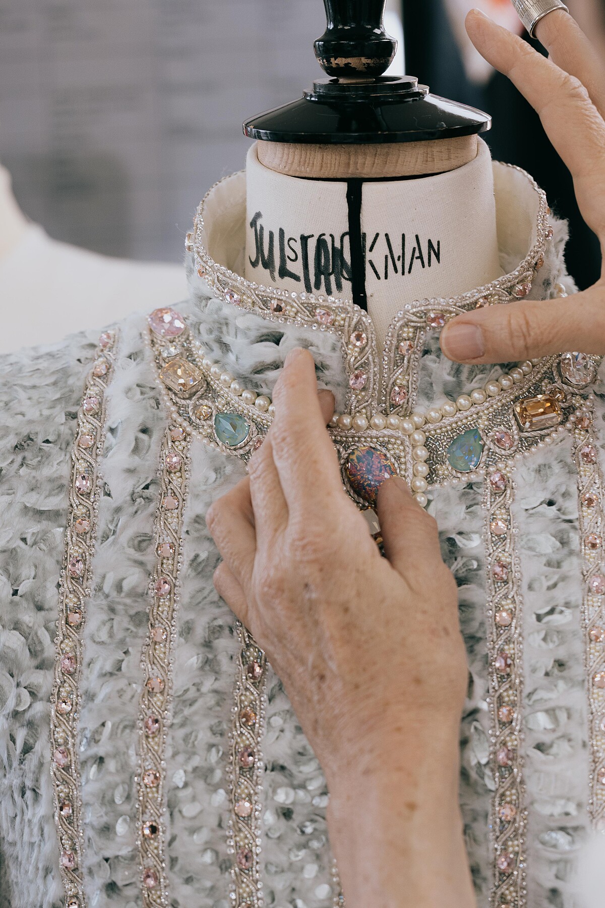 每件訂製服都以不同的細節打造。