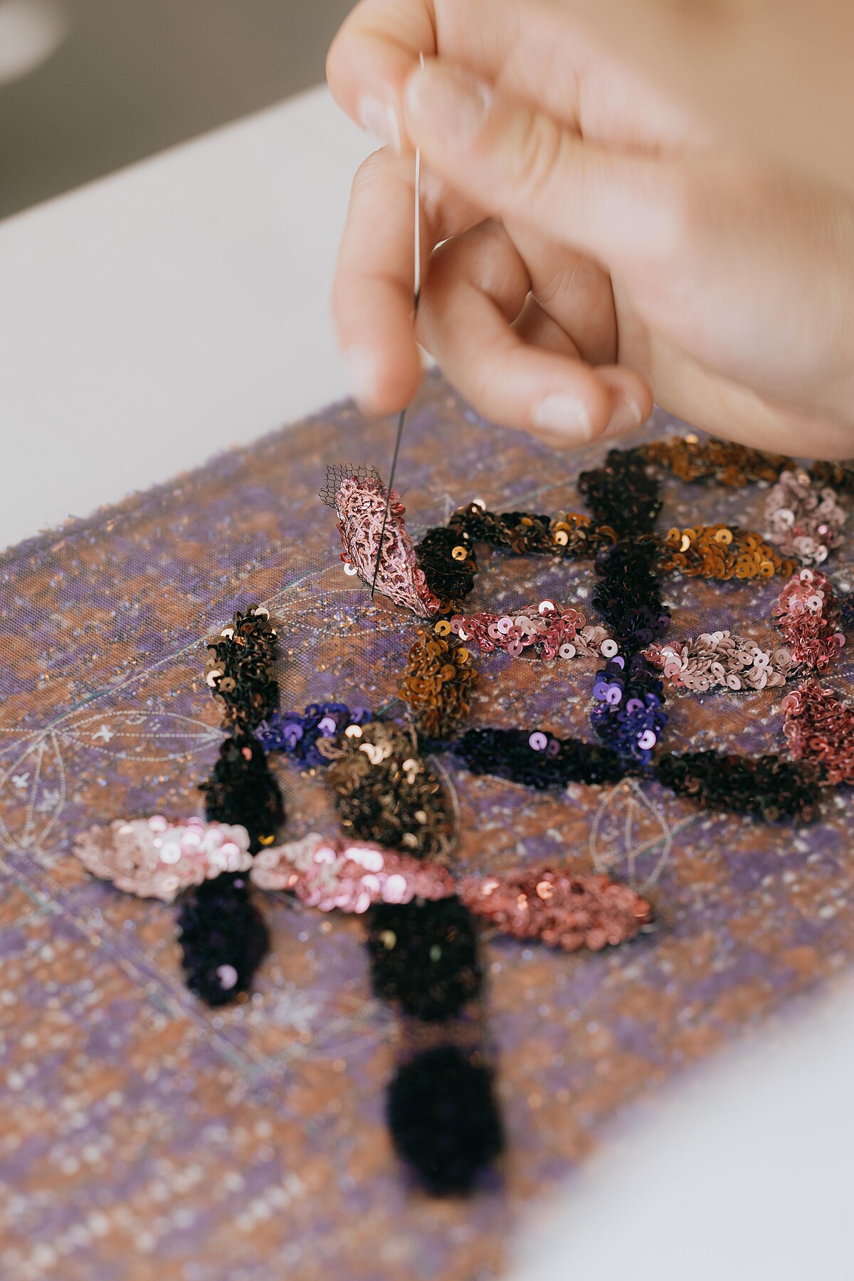 服裝綴上亮麗的珠寶飾品，呈現獨一無二的高級感。