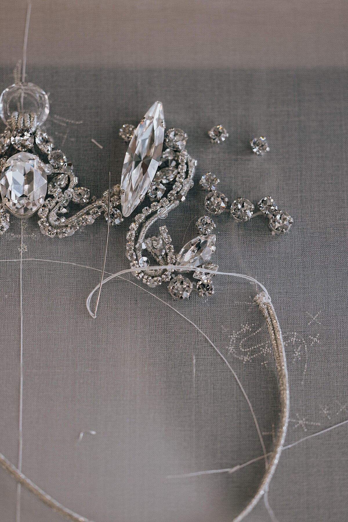 一件高級訂製服的製作，需透過工匠們耗費多時的耐心及專業所完成。