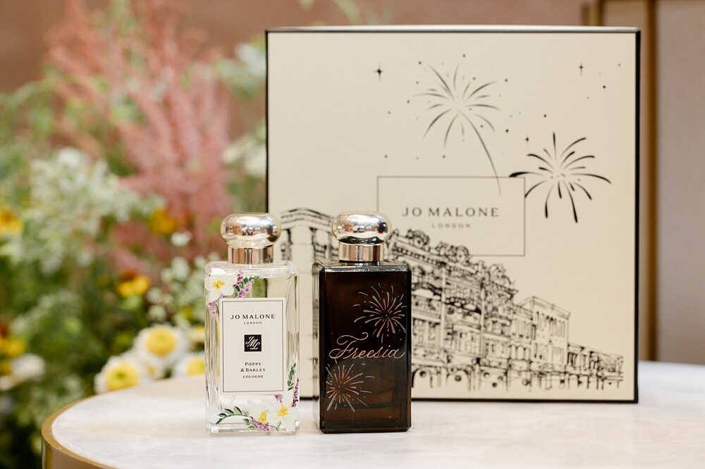 Jo Malone London創意手繪瓶身與以大稻埕煙火為主題的瓶身客製雕刻服務。