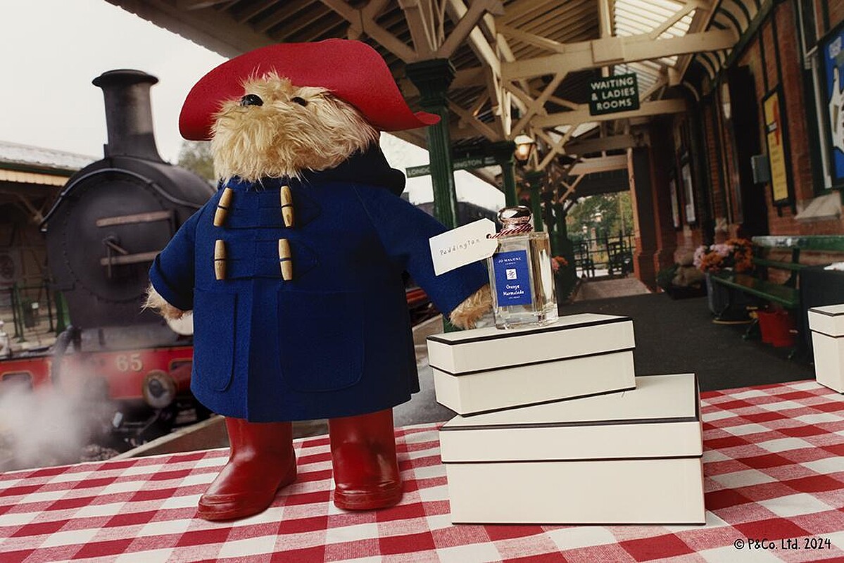 Jo Malone London限量柏靈頓熊聯名形象照。