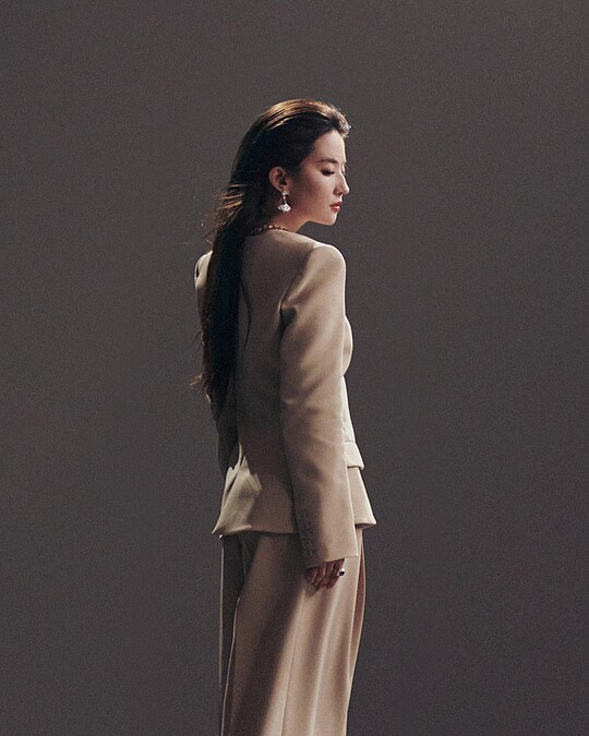 寶格麗全球品牌代言人劉亦菲演繹最新品牌形象廣告ETERNALLY REBORN_名人幕後照