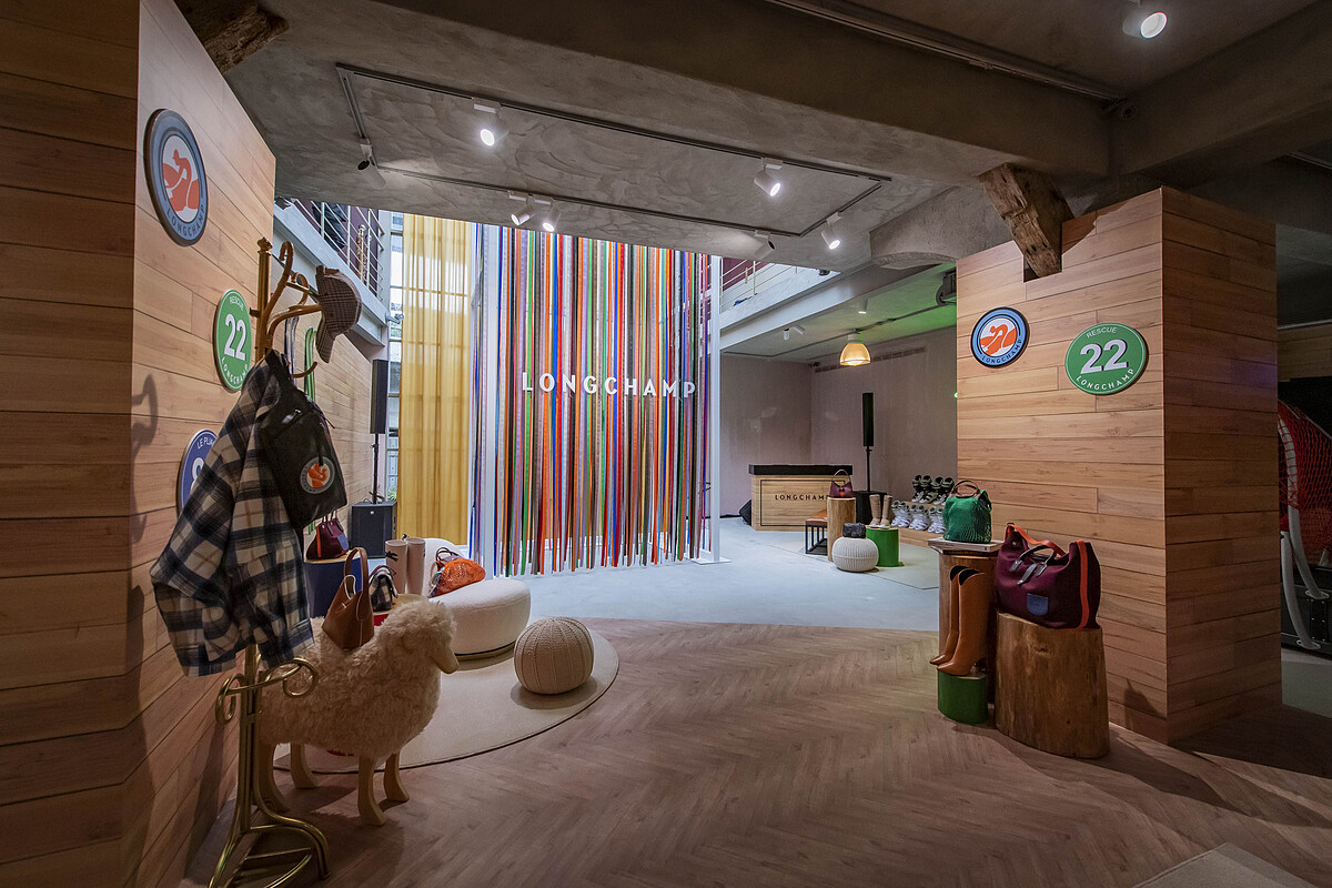 Longchamp走進品牌新時代，透過不斷的創新與轉變，新品展示也有別於傳統的靜態預覽。