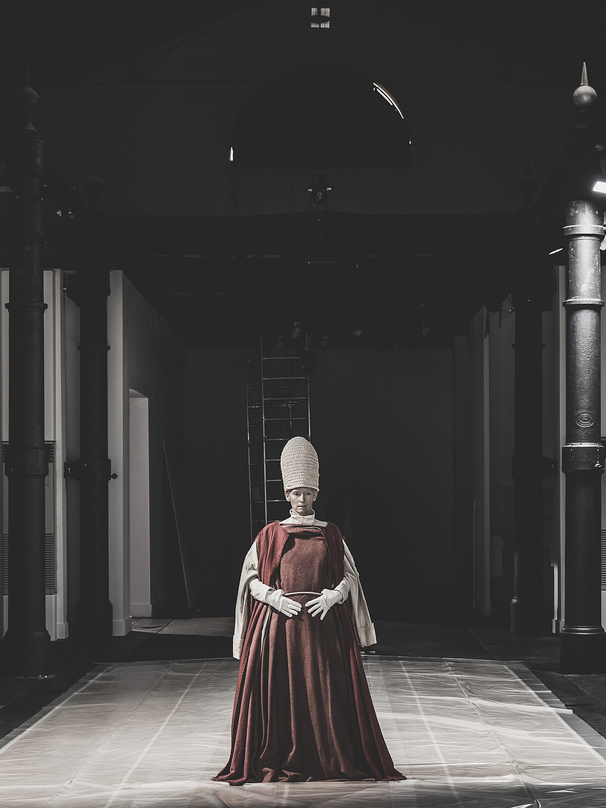 配戴頭飾及穿著電影《馬太福音》中角色希律底服裝的蒂妲史雲頓；攝影Ruediger Glatz