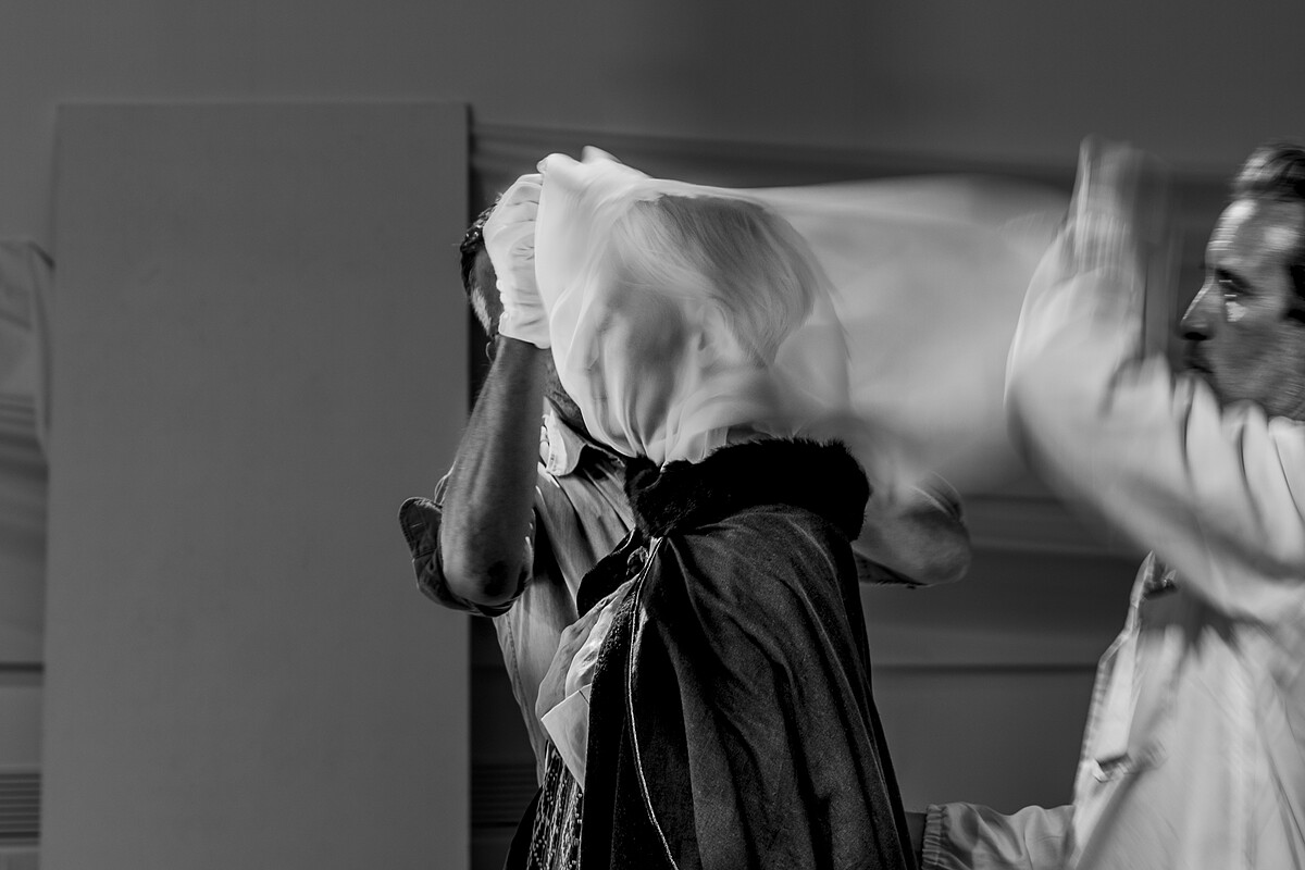 奧利維耶薩亞正在協助蒂妲史雲頓正在著裝電影《馬太福音》中大希律王的角色服裝；攝影Ruediger Glatz