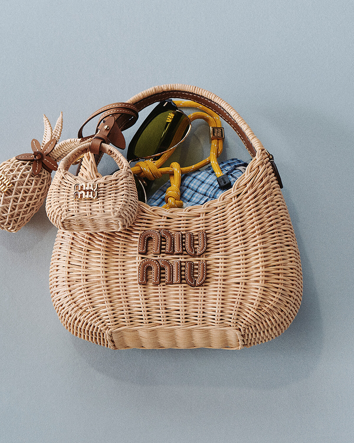 (前) Miu Miu - Wander 藤織吊飾 未定價 (後) Miu Miu - Wander 藤織半月形包款 NT$ 72,000