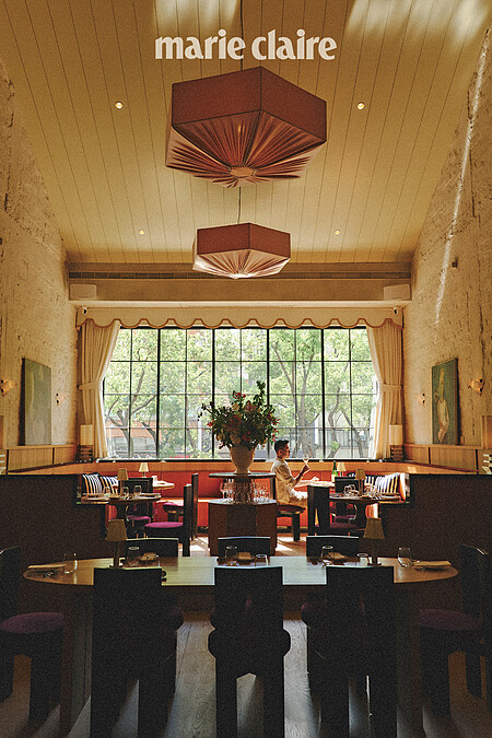 The Flow 的二樓空間，保留老屋原始的挑高空間以及斜屋頂，再搭配大面開窗、中山北路的林蔭大道，構成一幅百看不厭迷人的畫面。