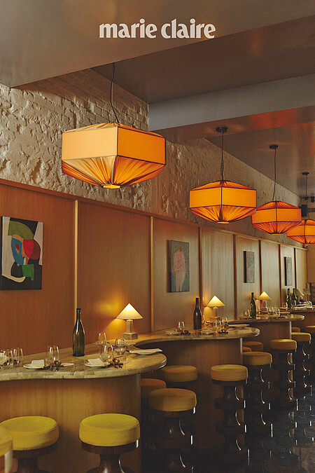 一樓空間除了有開放式廚房，還有波浪般的流動線條打造而成的座位區，七點過後當客人湧入，弛放歡愉的氛圍宛如來到紐約或是東京的時髦 Bistro。