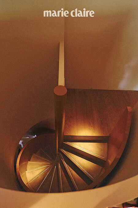 The Flow 空間由精通傳統與現代語彙的「Ecru Studio」設計打造，「流動的線條」貫穿空間，而，一樓通往二樓的旋轉樓梯同樣也呼應了此元素。