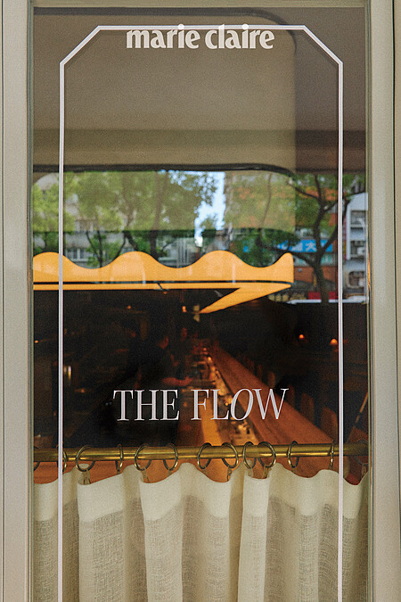 座落在中山北路的大門入口，每到傍晚就閃起曖昧的光線，加上湧入的人群，讓人誤以為身在紐約的小餐館。