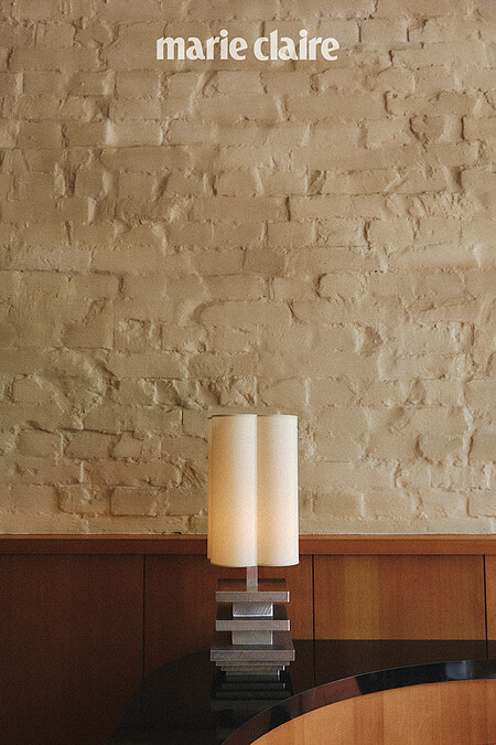 牆面使用了中世紀常見的實木壁板，混搭歐洲造屋古法所使用的石灰漆磚牆，而空間裡頭的每一盞燈不但造型典雅，各自又擁有獨特的個性。