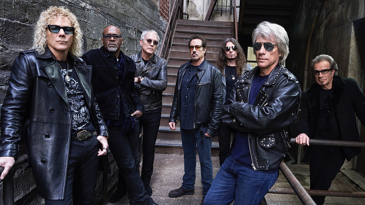 傳奇天團「邦喬飛」主唱 Jon Bon Jovi 走過聲帶手術與疫情低潮,成團40週年出輯傳遞溫暖