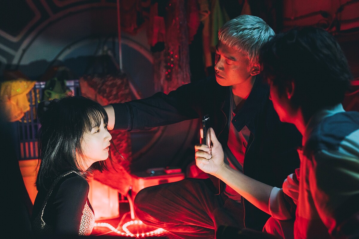 吳慷仁在《塑膠花》中綁架李沐，硬扯她頭髮強迫錄製影片。