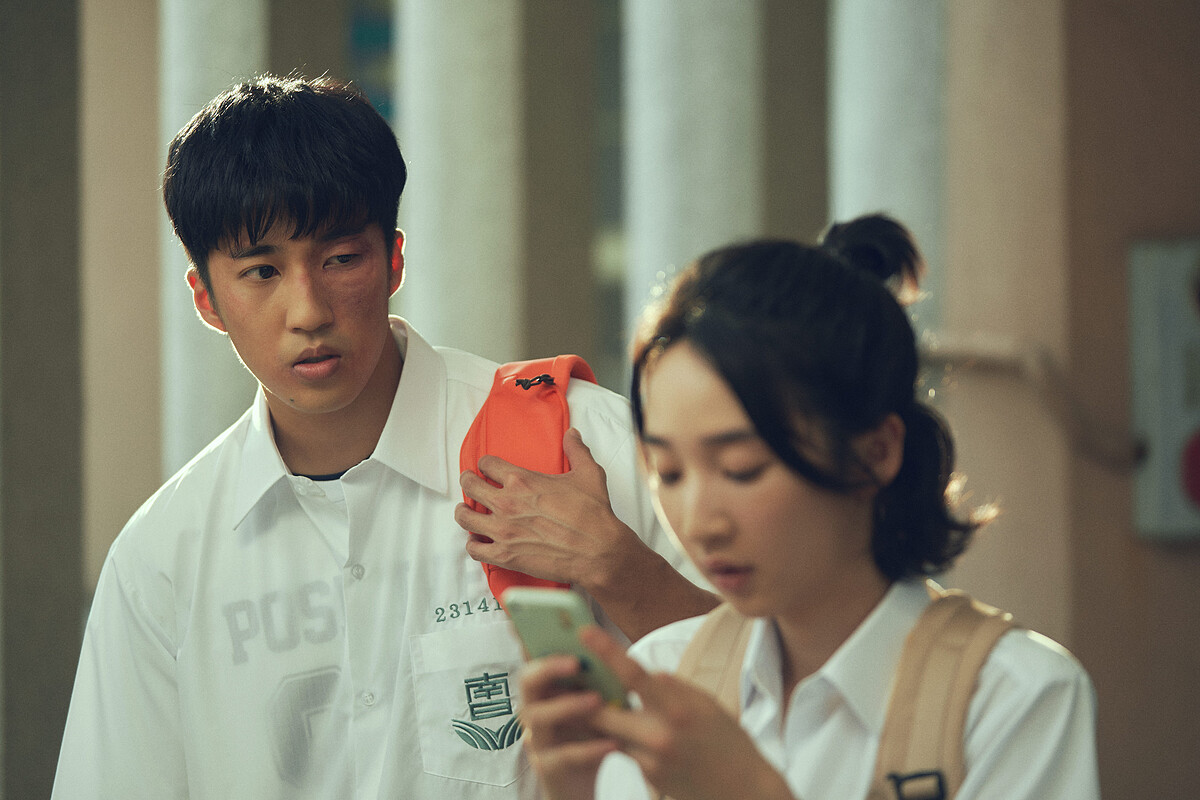 《夏日的檸檬草》婁峻碩被曹佑寧打到臉歪眼腫。