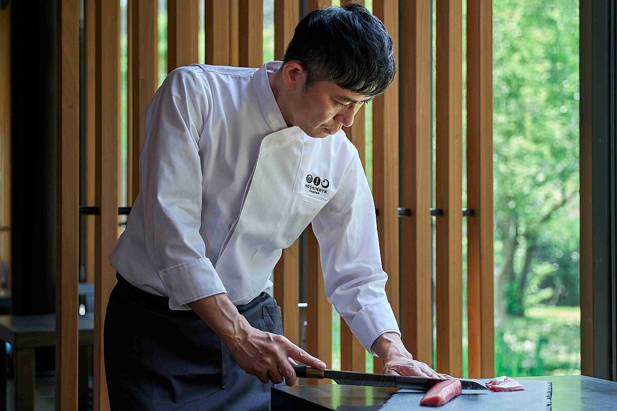 加川仁（Hitoshi Kagawa）料理長擁有在日本、紐約和新加坡25年的日式料理經驗。