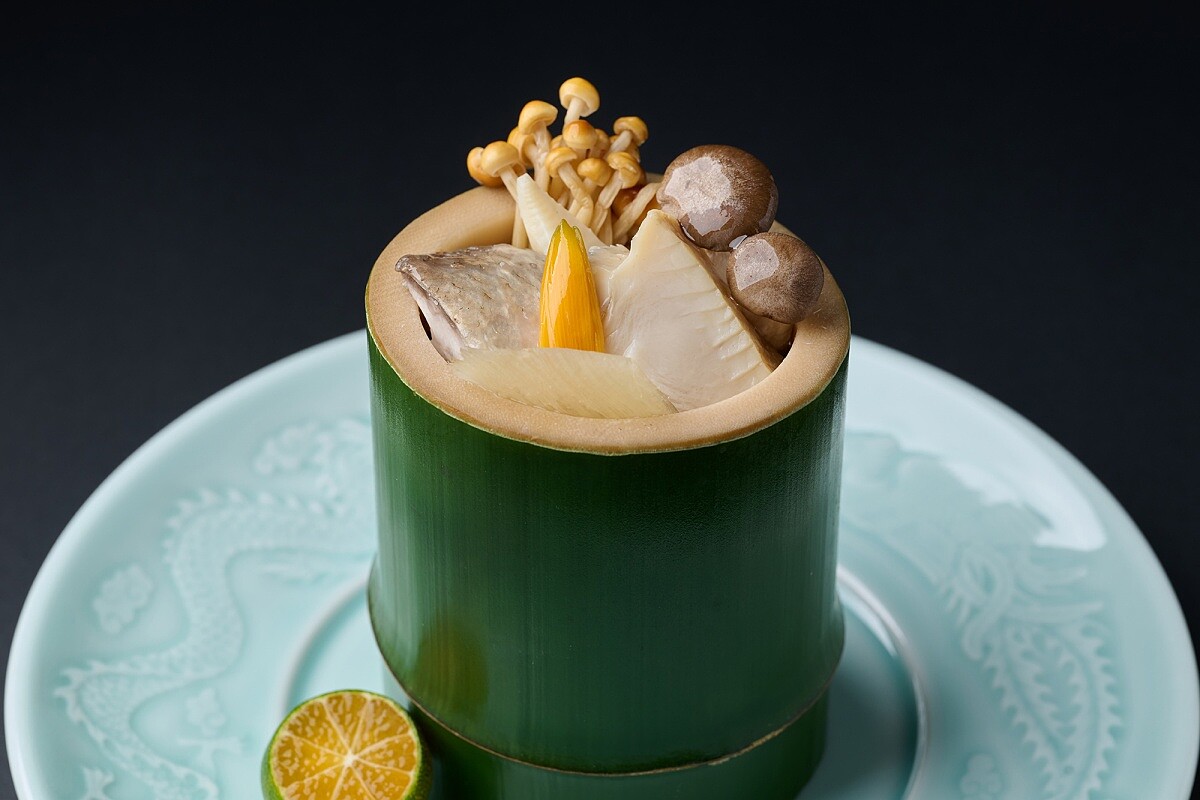 以桂竹筒裝盛湯品。