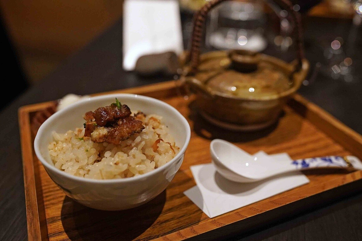 除了單吃還能淋上烏龍茶湯成為茶泡飯。