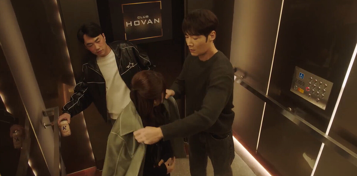 桂志雄(右)把外套披在李微進肩上，防後面色狼看香肩